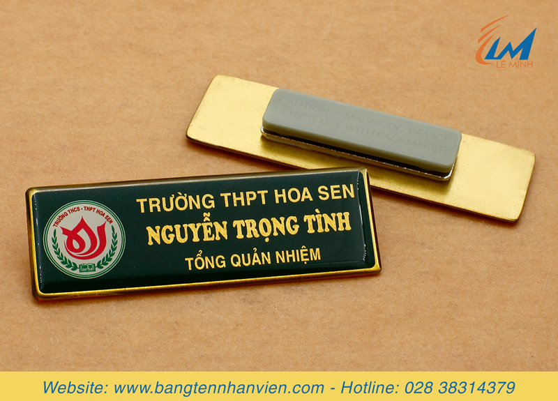 bảng tên nhân viên đeo áo đồng in uv không xi vàng, đẹp, chất lượng
