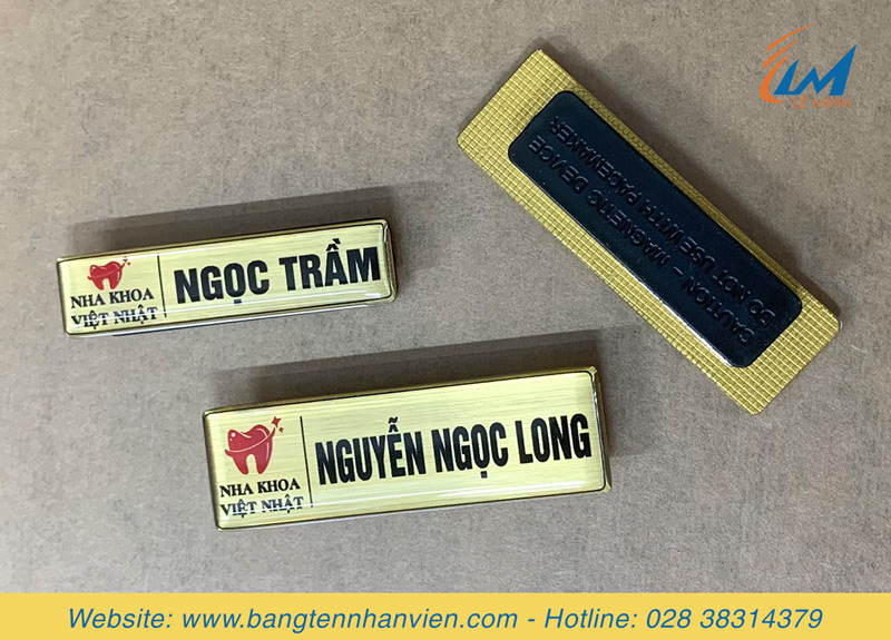 bảng tên cài áo nhân viên đồng mạ vàng nền xước