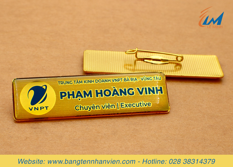 in bảng tên đao áo đồng mạ vàng sáng bóng