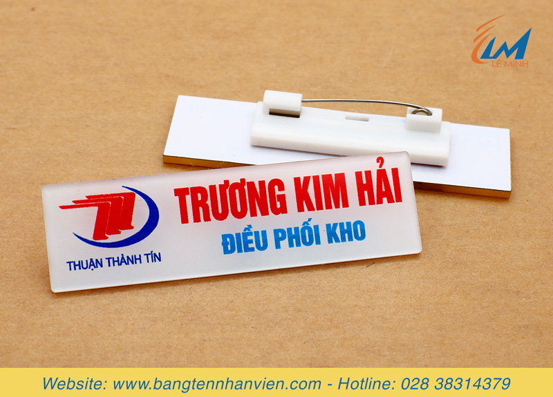 bảng tên nhân viên bàng mica tùy chỉnh theo yêu cầu