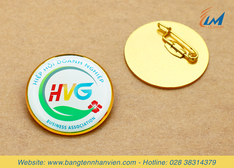 huy hiệu cài áo chất liệu đồng xi mạ vàng in uv hình tròn