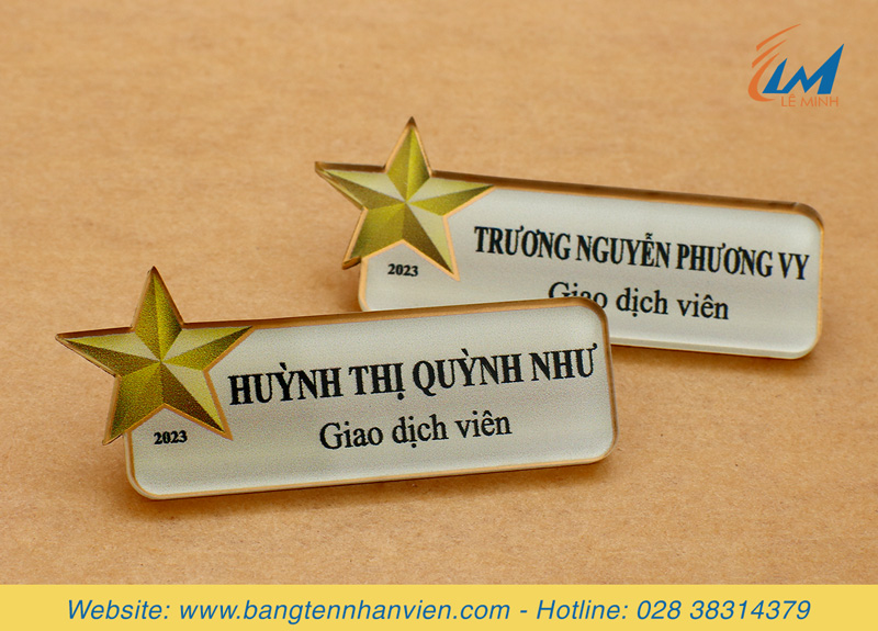 Biển mica in tên nhân viên